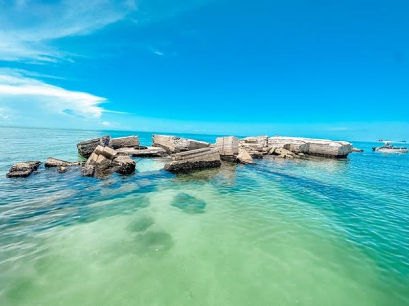 Underwater rocks and structures for snorkeling
