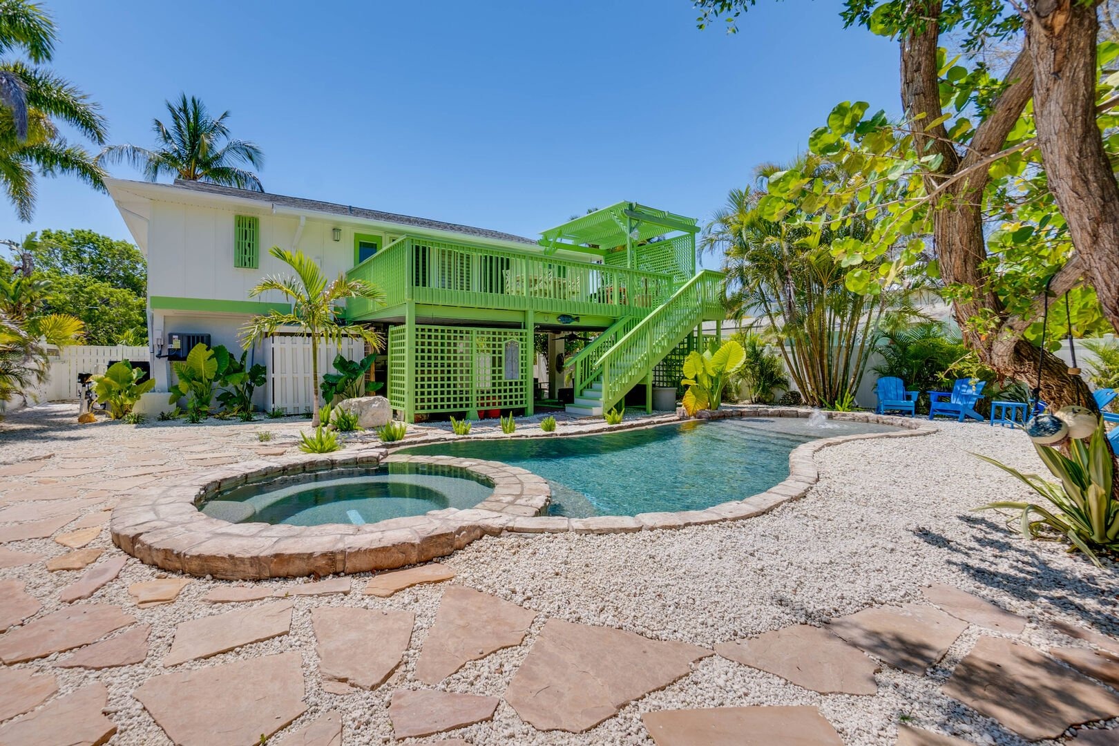 Vacation rental with curved pool and spa feature