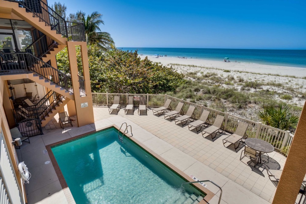 BRADENTON BEACH CLUB